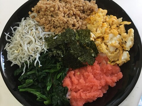 鶏そぼろ五色丼